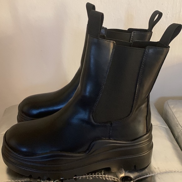 ABATA  black platform ankle boots size 7.5. - Picture 5 of 5
